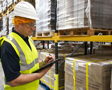 Hombre con equipo de seguridad viendo la calidad logistica